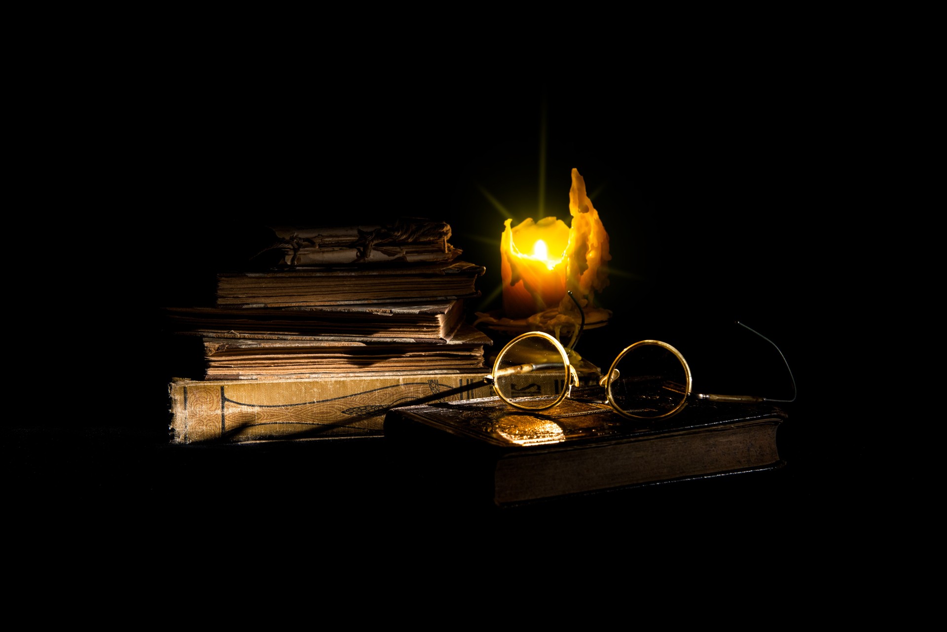 Nature morte avec livre, bougie et verres